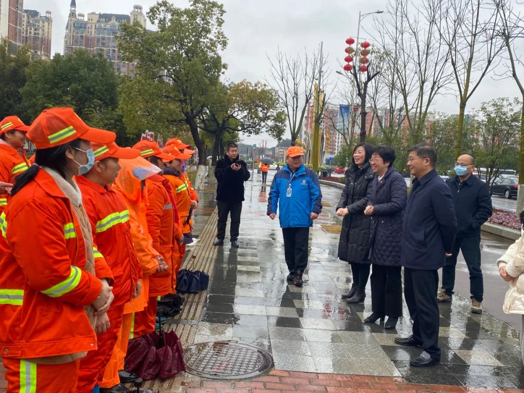 區(qū)黨工委委員、管委會副主任王勵一行慰問環(huán)衛(wèi)工人