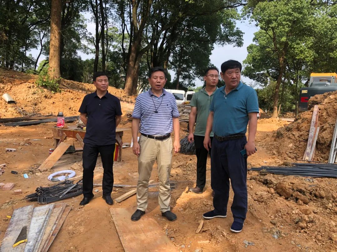 胡應(yīng)庚調(diào)研方志敏烈士紀(jì)念園西側(cè)環(huán)境整治項(xiàng)目