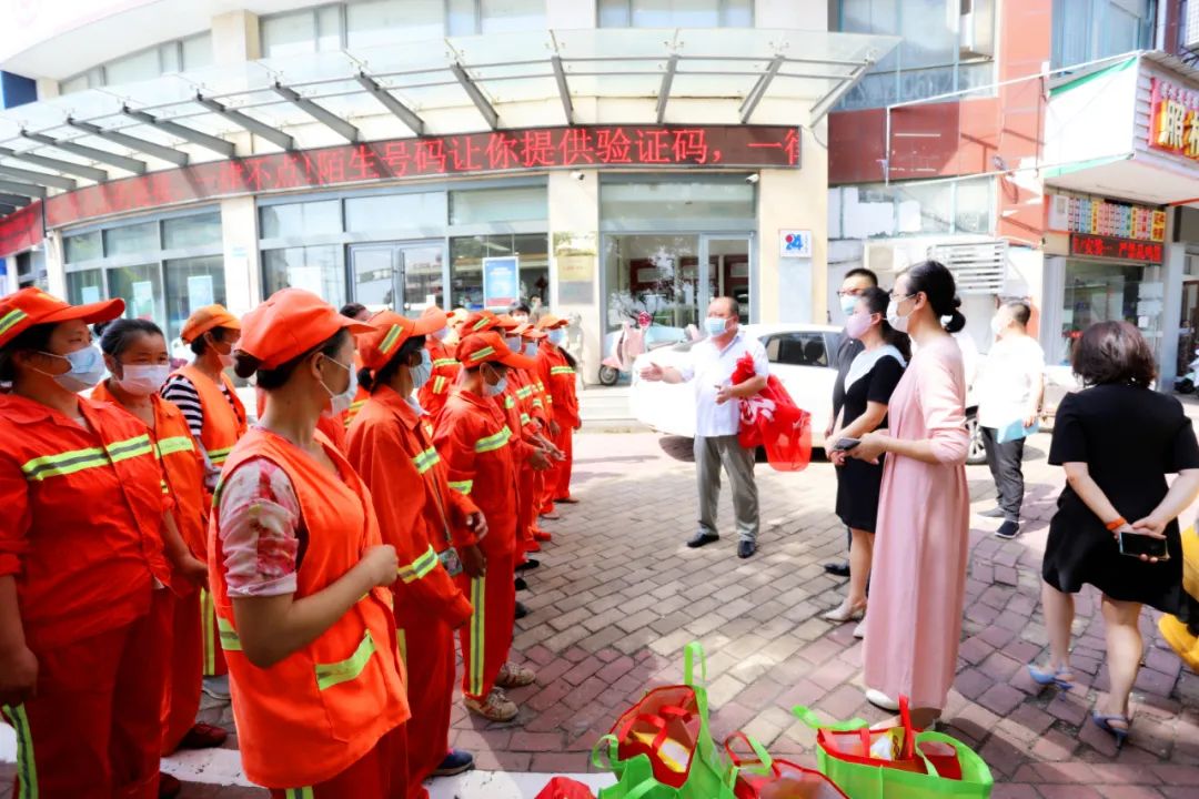 市總工會副主席張小芳一行來到經(jīng)開區(qū)慰問一線環(huán)衛(wèi)工人