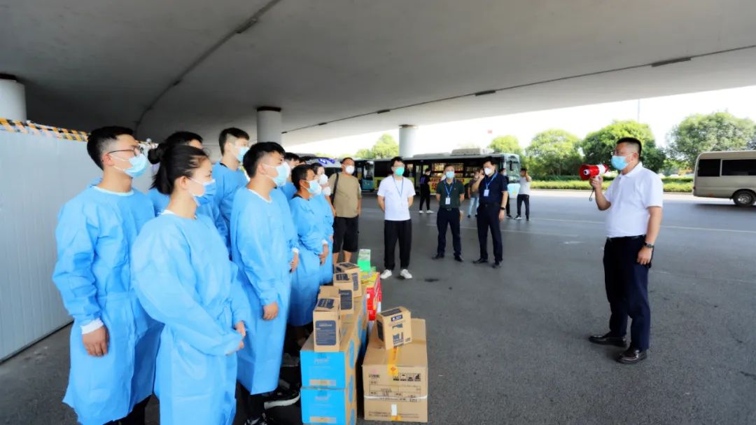 袁扣華赴昌北機(jī)場(chǎng)慰問(wèn)集團(tuán)防疫工作人員