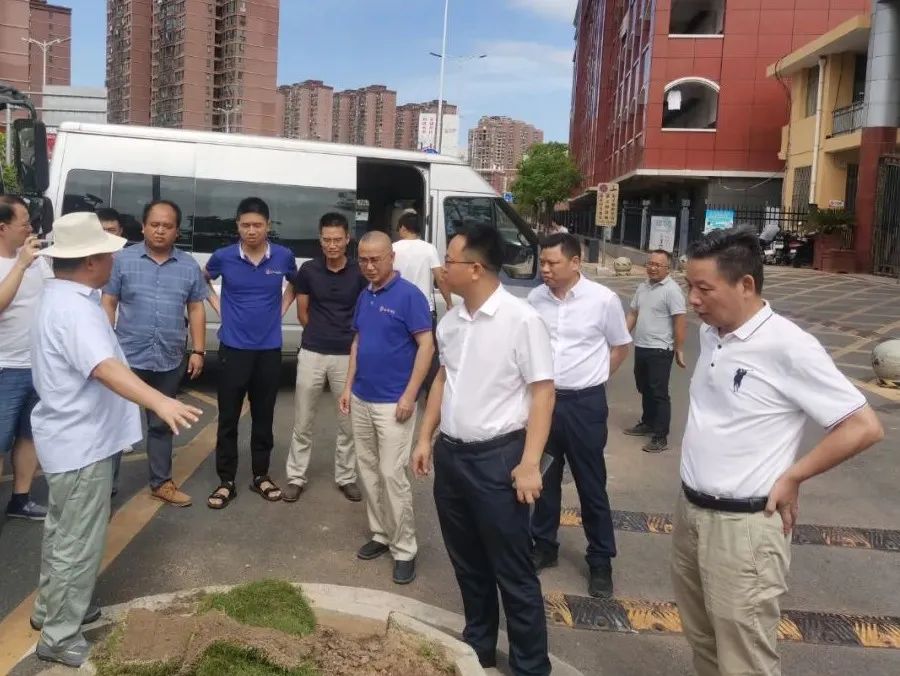 胡許亮帶隊(duì)調(diào)研文明創(chuàng)建相關(guān)工作