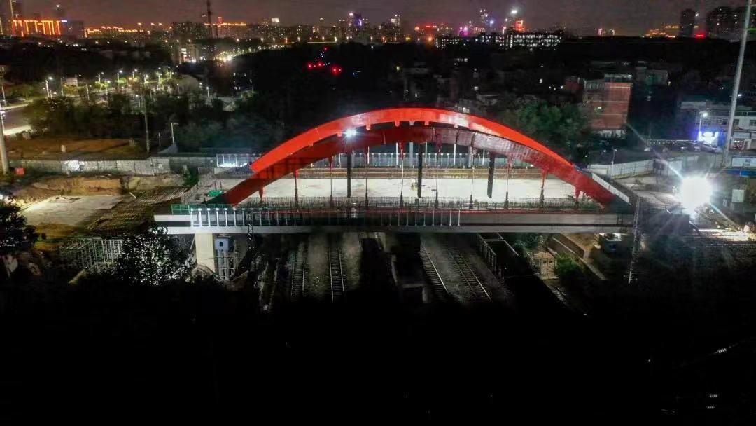 全國首次！6400噸跨車站系桿拱混凝土梁頂推施工完成！