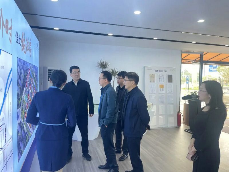 賀敏深入集團房地產(chǎn)項目調(diào)研