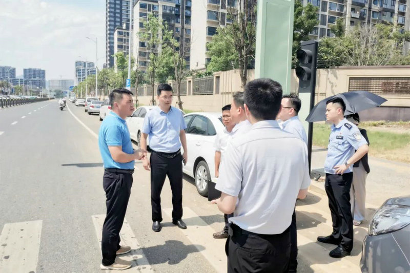 賀敏就優(yōu)化區(qū)內(nèi)資產(chǎn)，實現(xiàn)效益最大化進行實地調(diào)研