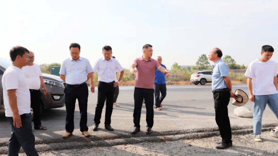 李茶根調(diào)研市政道路項(xiàng)目建設(shè)情況