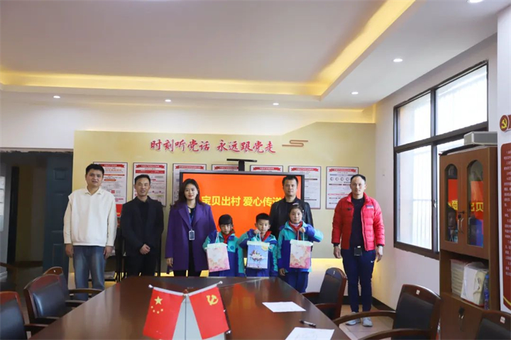 集團(tuán)團(tuán)委深入?yún)^(qū)內(nèi)學(xué)校啟動(dòng)新一輪寶貝出村系列幫扶活動(dòng)