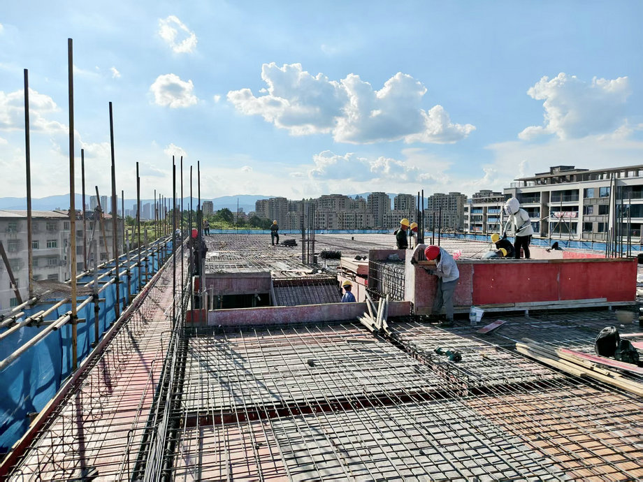 豫章師范學(xué)院附屬山丹路學(xué)校1#綜合樓封頂！