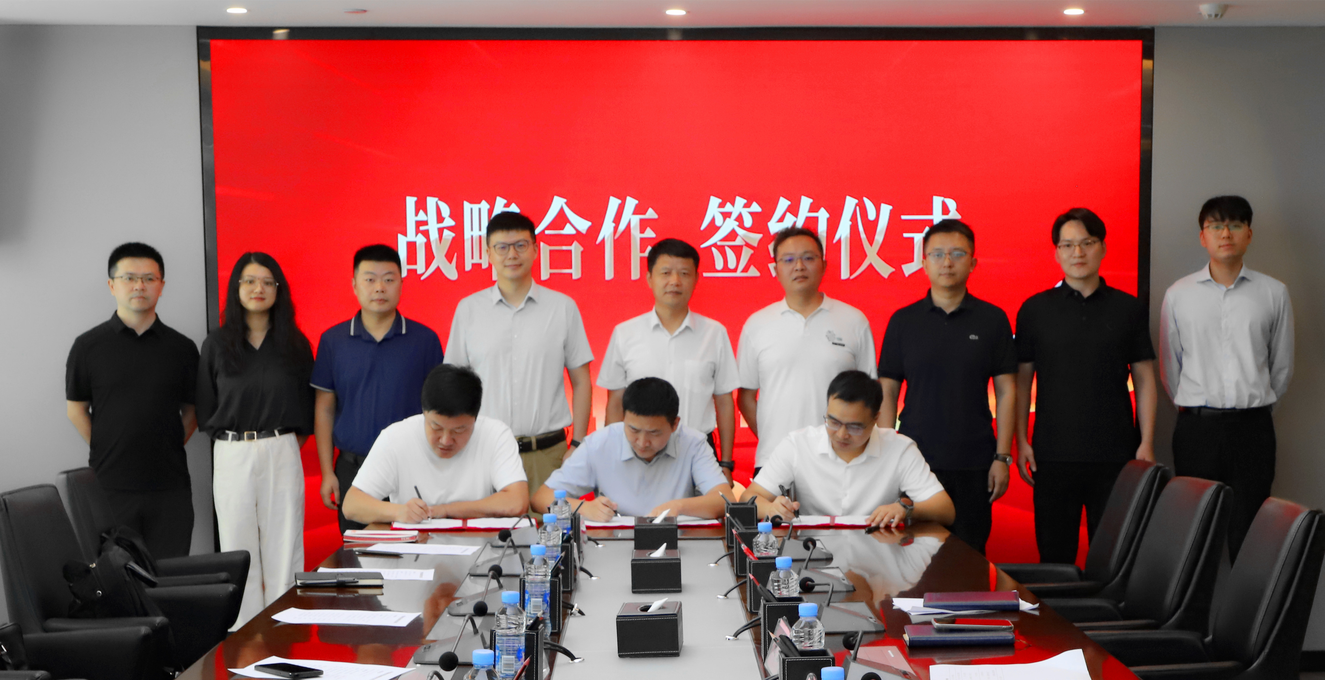 南昌經(jīng)開產(chǎn)控集團與新華三集團、江西英邁簽訂戰(zhàn)略合作協(xié)議